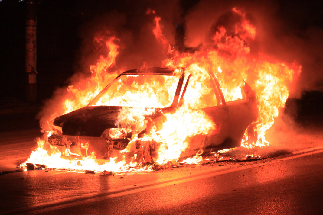 Émeutes - voiture en feu - Istock