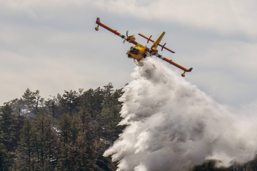 Canadair en action contre les feux de forêts - Incendie - Istock